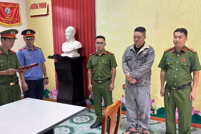 Đối tượng Nguyễn Đình Phùng (thứ 2 từ phải sang) bị khởi tố về tội “Vận chuyển trái phép hàng hóa qua biên giới”. (Ảnh: Công an tỉnh Quảng Trị)