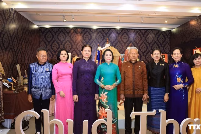 Chủ tịch Quốc hội kiêm Chủ tịch Hạ viện Thái Lan Sophon Zaram và các đại biểu chụp ảnh chung tại khu vực triển lãm. (Ảnh: Tuấn Anh/TTXVN)
