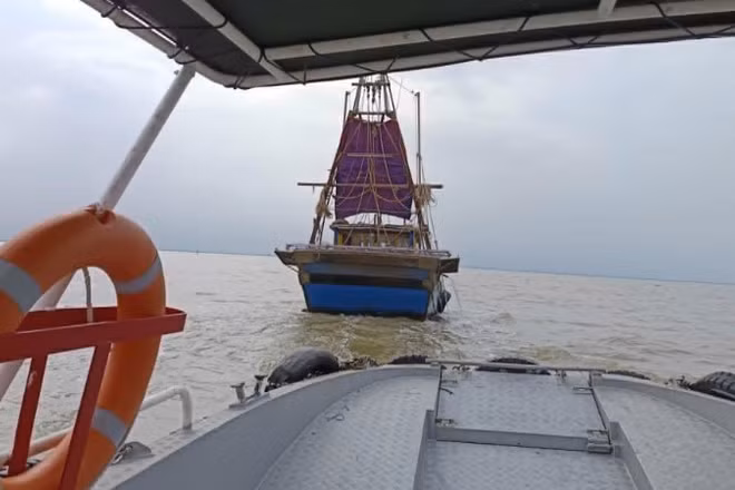 Hải đội Biên phòng 2 tiếp cận tàu cá vỏ gỗ của ông Đặng Văn Hưởng trú tại tỉnh Quảng Ninh. (Ảnh Bộ đội Biên phòng cung cấp)