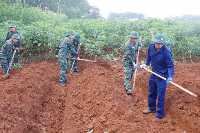 Đội tìm kiếm, quy tập hài cốt liệt sĩ số 2, Phòng Chính trị, Bộ Chỉ huy quân sự tỉnh Quảng Trị tiến hành tìm kiếm hài cốt 11 liệt sĩ đặc công hy sinh tại khu vực Dốc Miếu, xã Gio Linh. (Ảnh: Xuân Diện)