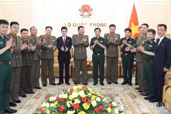 Đại tướng Phan Văn Giang trao đổi với Thượng tướng Ryo Chol Ung cùng các đại biểu tại buổi tiếp. (Ảnh: QUANG PHONG)