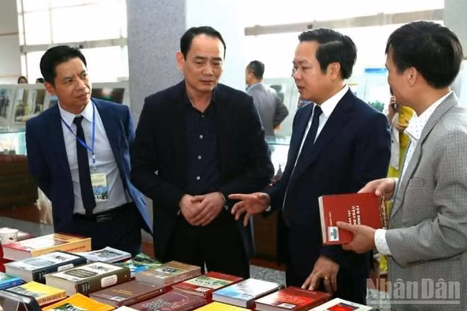 Các đại biểu trao đổi tại gian trưng bày tài liệu, hiện vật về Phố Hiến.