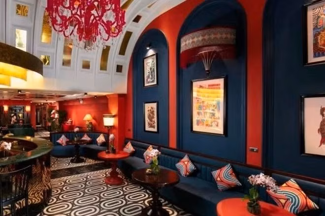 Tranh dân gian tạo dấu ấn văn hóa cho không gian lưu trú. (Ảnh: L'Hôtel du LAC Hanoi)