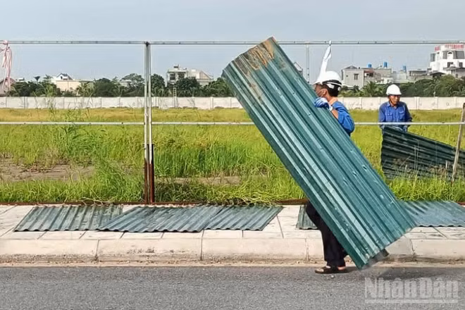 Đơn vị thi công tiến hành làm tường rào chung quanh khu đất được giao của Công ty trách nhiệm hữu hạn VCIC Việt Nam tại Cụm công nghiệp Vũ Hội (tỉnh Hưng Yên).