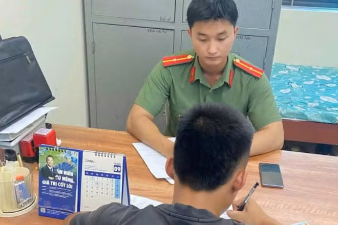 Công an xã Đông Tiên Hưng (tỉnh Hưng Yên) xử lý trường hợp công dân chia sẻ video cổ vũ đua xe trái phép tại phường Trà Lý trên mạng xã hội. (Ảnh: Công an cung cấp)