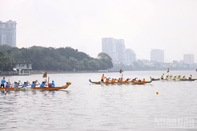 Lễ hội bơi chải thuyền rồng tại Hồ Tây, Hà Nội. (Ảnh: THẾ ĐẠI)