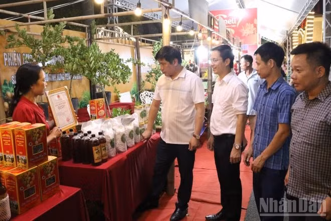 Đông đảo khách tham quan các gian hàng.