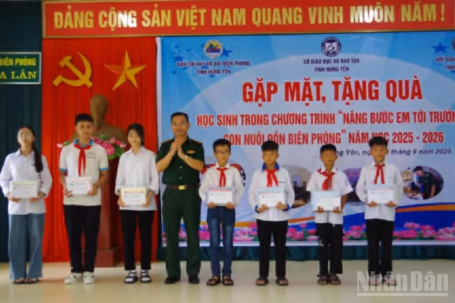 Lãnh đạo Bộ đội Biên phòng tỉnh Hưng Yên trao quà đầu năm học mới cho học sinh vùng biên giới biển tỉnh Hưng Yên.