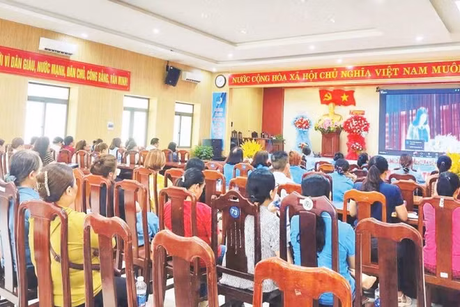 Các đại biểu tại một điểm cầu hội nghị Tư vấn, hỗ trợ pháp lý về thuế cho phụ nữ khởi nghiệp, phát triển kinh doanh do Bộ Tư pháp và Hội Liên hiệp Phụ nữ Việt Nam tổ chức. (Ảnh: HẢI MINH)