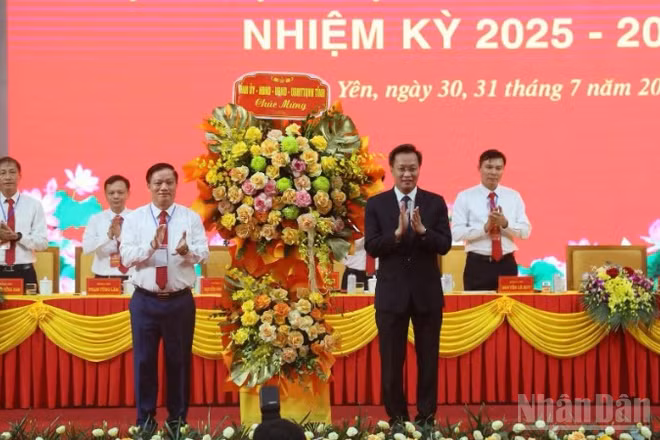 Đồng chí Nguyễn Hữu Nghĩa, Bí thư Tỉnh ủy Hưng Yên tặng hoa chúc mừng Đại hội.