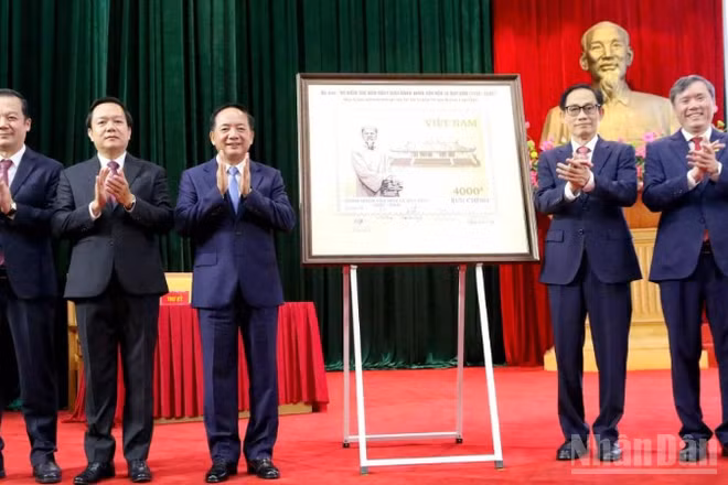 Các đại biểu bên bộ tem bưu chính đặc biệt kỷ niệm 300 Ngày sinh danh nhân văn hóa Lê Quý Đôn .