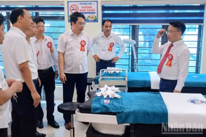 Các đại biểu tham quan phòng thực hành chăm sóc sắc đẹp của nhà trường.