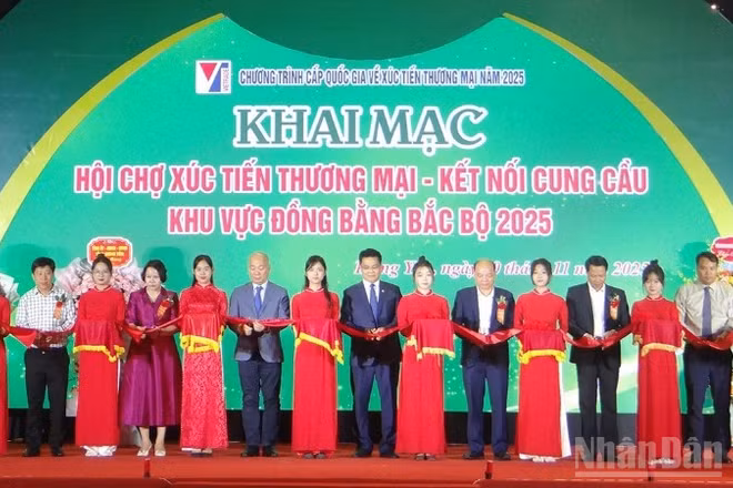 Các đại biểu thực hiện nghi thức cắt băng khai mạc Hội chợ.