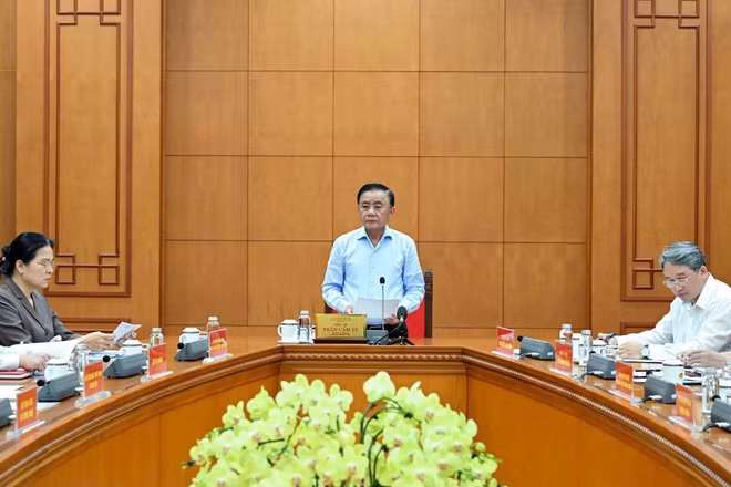 Thường trực Ban Bí thư Trần Cẩm Tú chủ trì cuộc họp với Văn phòng Trung ương Đảng. (Ảnh DUY LINH)