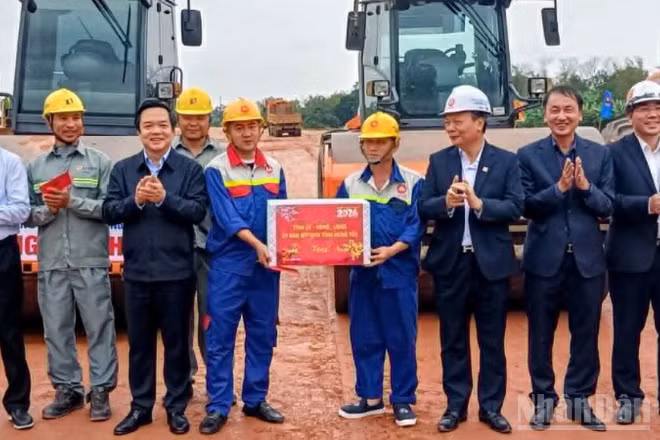 Lãnh đạo tỉnh Hưng Yên thăm, động viên người lao động đang thi công tuyến đường kết nối di sản văn hóa du lịch và phát triển kinh tế dọc sông Hồng.
