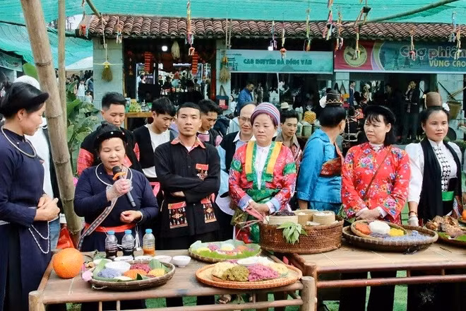 Giới thiệu ẩm thực đặc trưng của một số đồng bào dân tộc tại Làng Văn hóa-Du lịch các dân tộc Việt Nam.