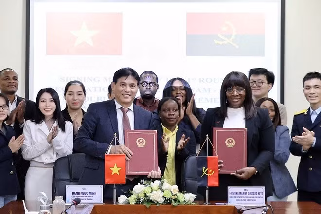 Phó Cục trưởng Đặng Ngọc Minh và bà Faustina Marisa Cardoso Neto - Trưởng đoàn đàm phán Angola ký Hiệp định.