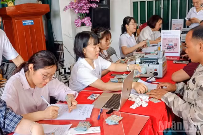Buổi chi trả kinh phí đền bù, hỗ trợ giải phóng mặt bằng giai đoạn 2 Cụm công nghiệp Vũ Hội (xã Thư Vũ, tỉnh Hưng Yên) diễn ra nhanh gọn ngay trong sáng 5/6.
