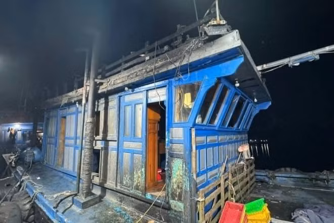 Phương tiện tàu cá của ngư dân tỉnh Thanh Hóa bị cháy. (Ảnh Bộ đội biên phòng cung cấp)