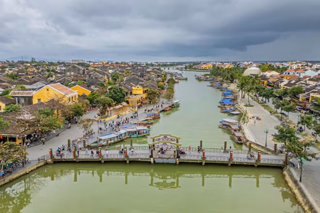 Sông Hoài uốn lượn giữa lòng phố cổ Hội An. (Ảnh: LÂM PHAN)