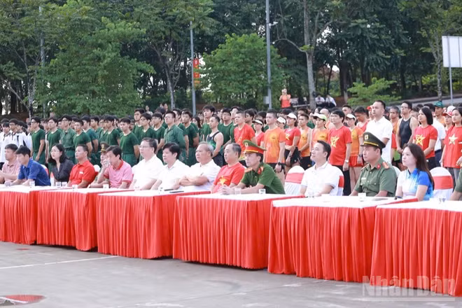Các đại biểu tham dự chương trình tại điểm cầu Trường đại học Hùng Vương.