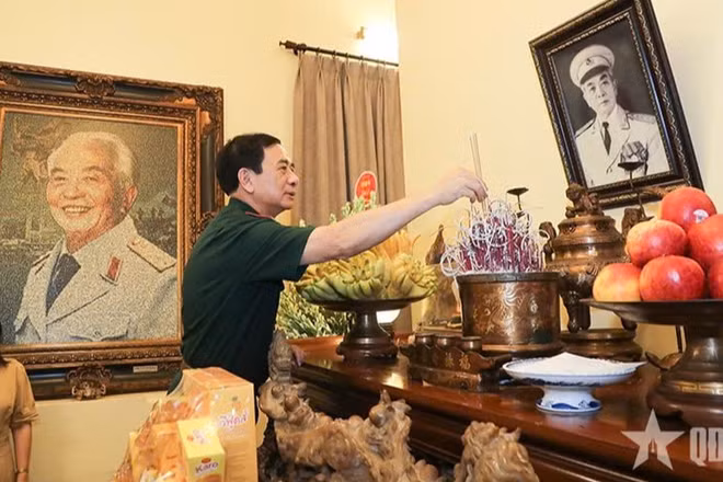 Đại tướng Phan Văn Giang dâng hương tưởng niệm, tri ân nguyên Tổng Bí thư Lê Khả Phiêu, nguyên Chủ tịch nước Lê Đức Anh và Đại tướng Võ Nguyên Giáp. (Ảnh: Báo Quân đội nhân dân)