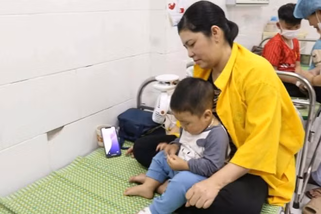 Sức khỏe cháu bé 11 tháng tuổi đã ổn định. (Ảnh: Bệnh viện cung cấp)