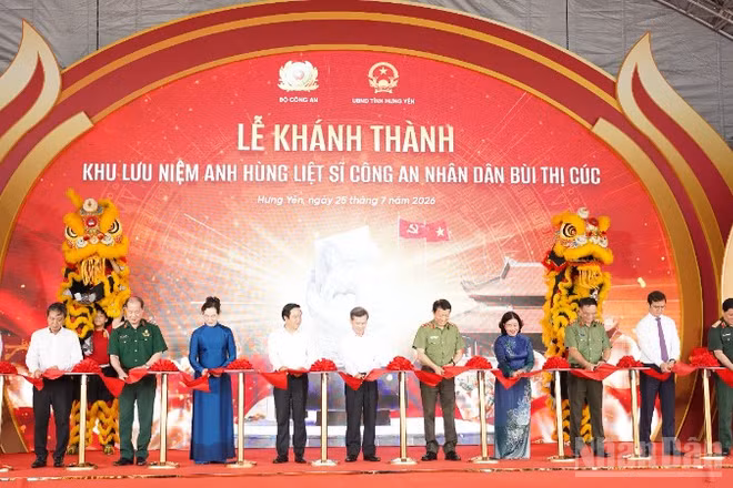 Các đại biểu thực hiện nghi thức cắt băng khánh thành.