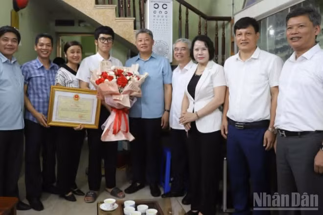 Chủ tịch Ủy ban nhân dân tỉnh Hưng Yên Nguyễn Mạnh Quyền đến nhà thủ khoa toàn quốc tổ hợp A01 chúc mừng và tặng Bằng khen.