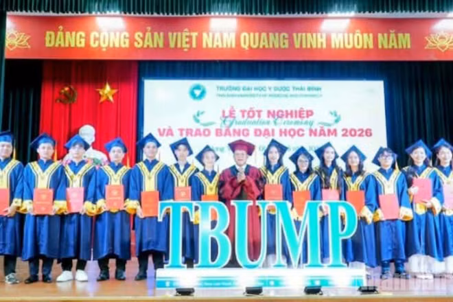 Tân bác sĩ, dược sĩ và cử nhân nhận bằng tốt nghiệp. 