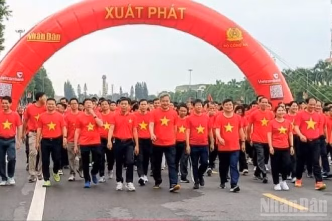 Tại quảng trường Nguyễn Văn Linh có hàng nghìn người tham gia đi bộ. (Ảnh Mai Tú)