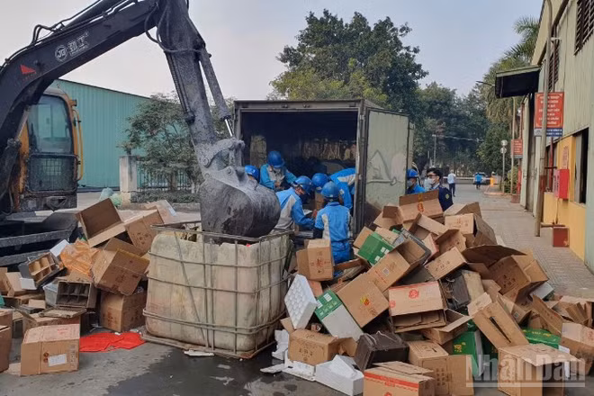 Lực lượng chức năng tỉnh Hưng Yên tổ chức tiêu hủy hơn 2.000 chai rượu nhập lậu.