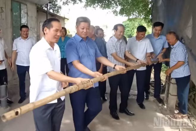 Đoàn công tác của Ủy ban nhân dân tỉnh Hưng Yên thực hiện việc dỡ bỏ barie thu phí tại cầu Đún.