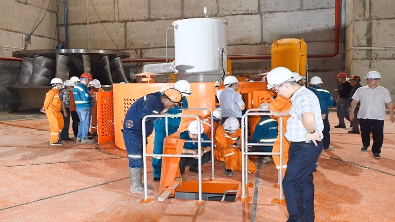 Cán bộ kỹ sư LILAMA 10 phối hợp với các đơn vị kiểm tra công tác thử tải, sẵn sàng hòa lưới điện tổ máy số 1 Thủy điện Hòa Bình mở rộng vượt tiến độ 1 tháng.