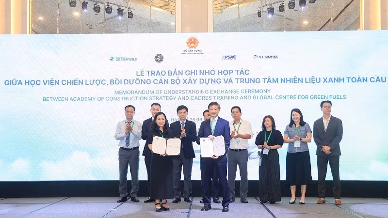 Học viện Chiến lược, bồi dưỡng cán bộ xây dựng và Trung tâm Nhiên liệu xanh toàn cầu (GCGF) tiến hành trao đổi Biên bản ghi nhớ hợp tác (Ảnh: Tạ Hải)