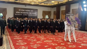 Đoàn Thành ủy, Hội Đồng nhân dân, Ủy ban nhân dân Thành Phố Hồ Chí Minh kính viếng Tổng Bí thư Nguyễn Phú Trọng.