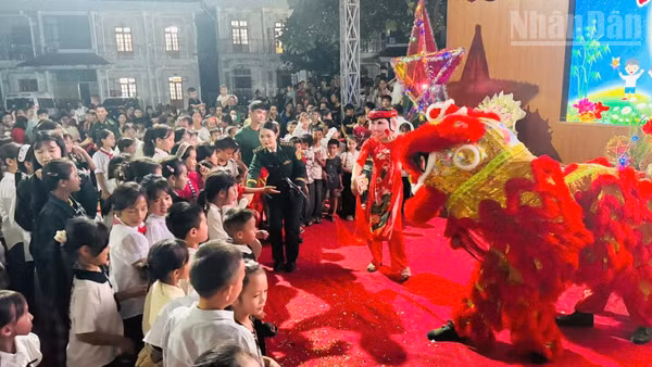 Tiết mục múa lân của Bộ đội Biên phòng tỉnh Sơn La biểu diễn phục vụ các cháu học sinh. (Ảnh: A HỒ)