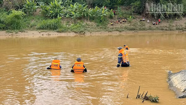 Các lực lượng tham gia tìm kiếm nạn nhân mất tích.