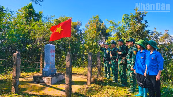 Trong những ngày này, Bộ đội Biên phòng Sơn La thường xuyên có lực lượng tuần tra, tuyên truyền người dân ở khu vực biên giới. (Ảnh: QUỐC TUẤN)