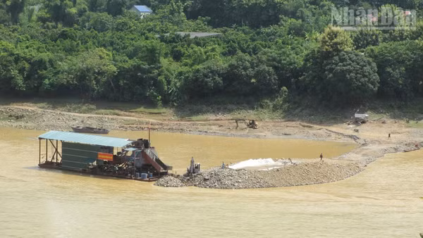 Qua kiểm tra thực tế, hoạt động của chiếc tàu cuốc cách vị trí mỏ được cấp phép là 512,43m. (Ảnh: QUỐC TUẤN)