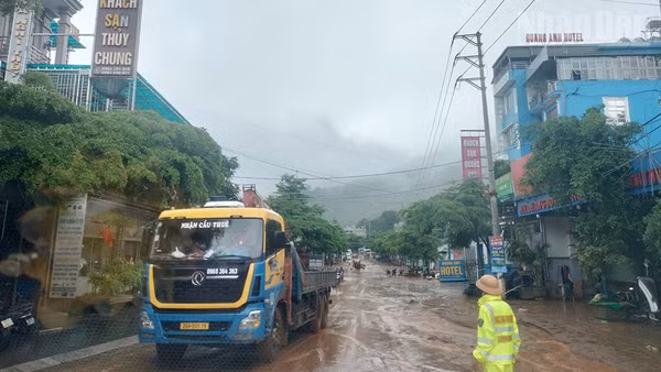 Lực lượng cảnh sát giao thông điều tiết giao thông tại khu vực bị ngập úng trung tâm xã Mường La.