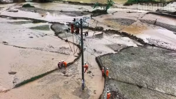 Công ty điện lực Sơn La huy động lực lượng khắc phục sự cố về điện do mưa lũ tại bản Hua Nặm, xã Mường La. (Ảnh: NGỌC DIỆP)