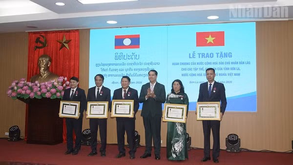 Đồng chí Penkhan Butcha Pheng trao Huân chương Tự do hạng III cho các đồng chí lãnh đạo tỉnh và nguyên lãnh đạo tỉnh Sơn La. (Ảnh: QUỐC TUẤN)