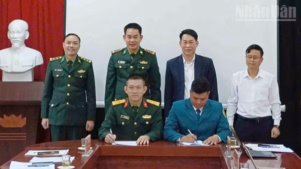 Ký kết biên bản bàn giao chức trách, nhiệm vụ của Chỉ huy trưởng Ban Chỉ huy Quân sự xã Chiềng Sơn.