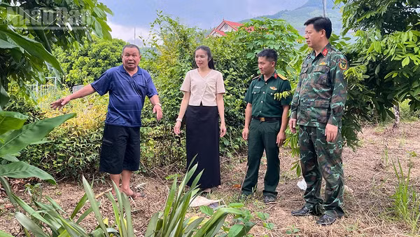 Ông Lường Văn Tụi, bản Cang Kiểng cung cấp thông tin cho Ban Chỉ huy Quân sự xã Chiềng Khoong về dấu vết các phần mộ. (Ảnh: THÙY DƯƠNG)