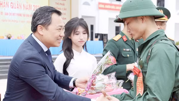 Đồng chí Nguyễn Đình Việt, Chủ tịch Ủy ban nhân dân tỉnh Sơn La tặng hoa chúc mừng các tân binh.