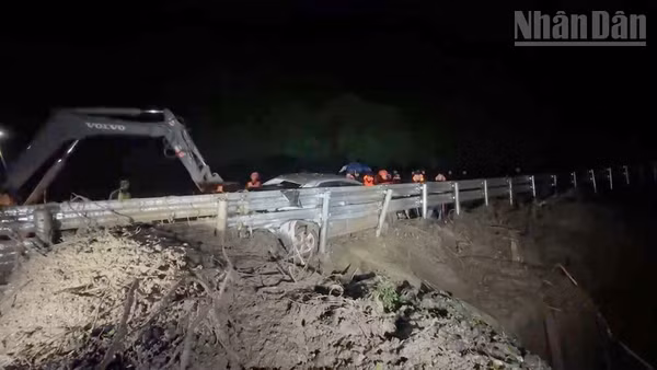 Ngay trong đêm 5/8 và rạng sáng 6/8, tỉnh Sơn La đã huy động phương tiện, lực lượng khắc phục sự cố sạt lở trên tuyến Quốc lộ 6 đoạn qua xã Muổi Nọi.