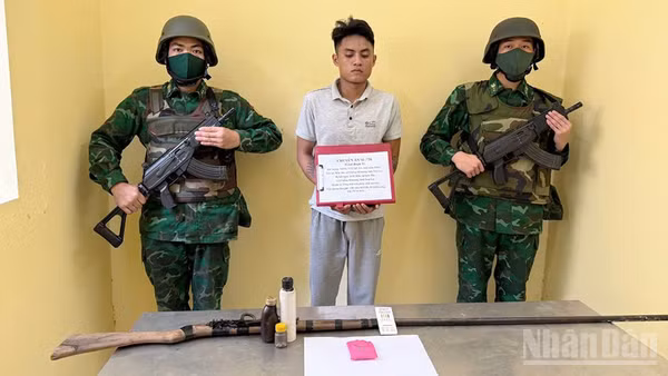 Đối tượng Tòng Văn Quân cùng tang vật là số ma túy và khẩu súng kíp tại cơ quan chức năng. (Ảnh: QUÀNG HÙNG)