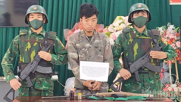 Đối tượng Giàng A Mùa cùng tang vật tại cơ quan chức năng.