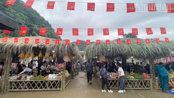 Chợ phiên xã Muổi Nọi được tổ chức đúng vào dịp chào mừng Quốc khánh 2/9, thu hút đông đảo người dân và du khách tham quan. (Ảnh: QUỲNH LIÊN)